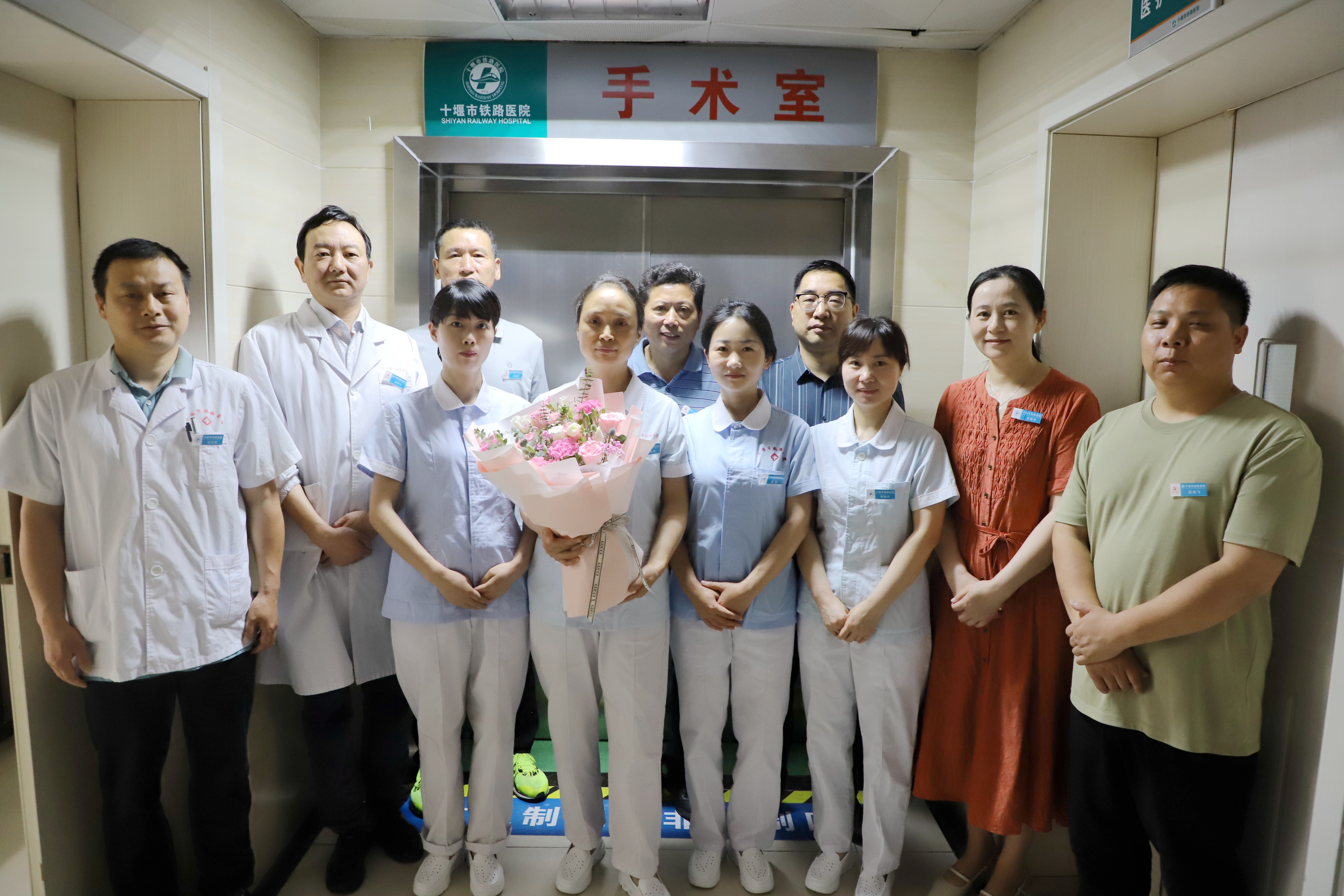 5、手术麻醉科合照（相机）.JPG